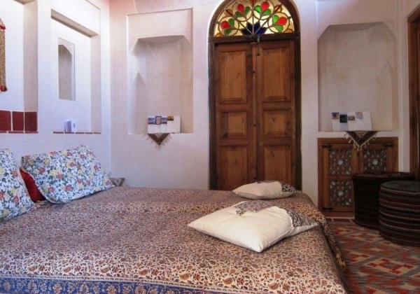 اتاق دو تخته دبل اقامتگاه سنتی تاریخی ایرانی کاشان